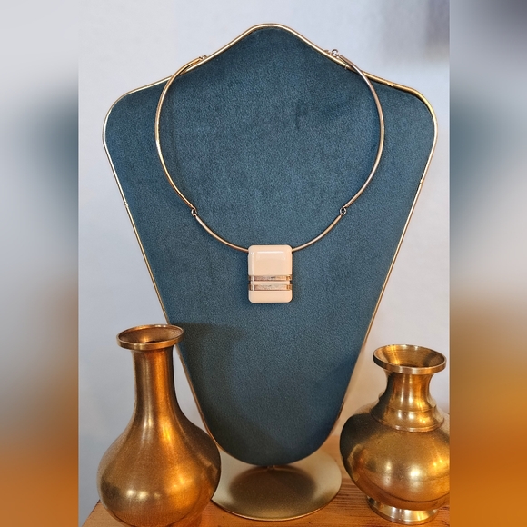 Vintage Avon Necklace - Picture 1 of 6